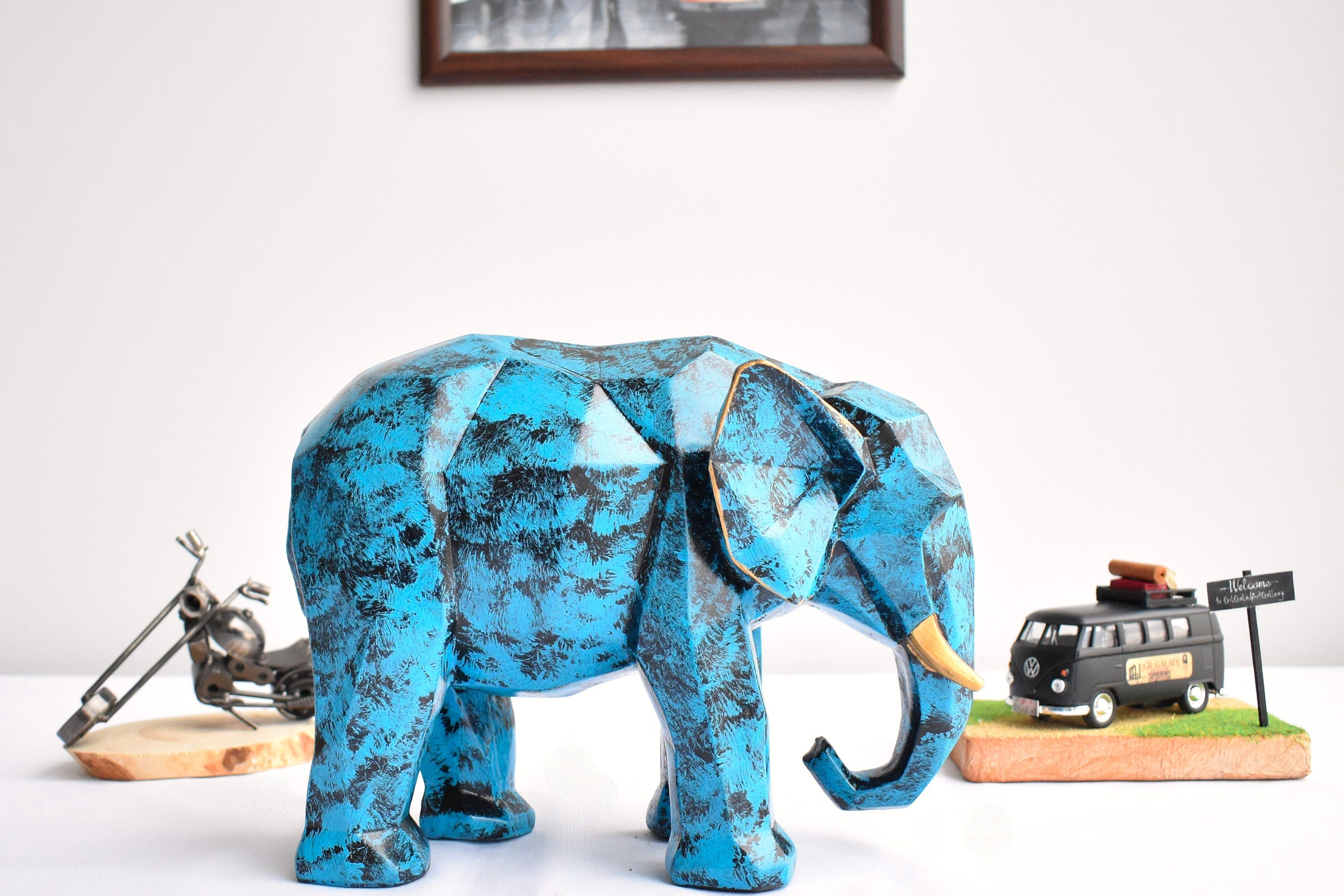 Handmade Cubic Elephant Statue: Resin Animal Sculpture