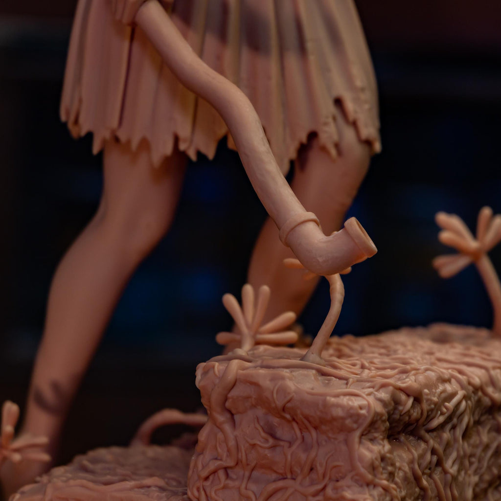 Estatua de Resina Hinako: Figura de Terror Inspirada en Silent Hill, Diorama Pintado a Mano